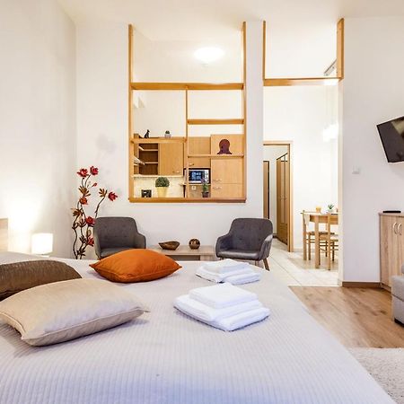 Downtown Charm With Balcony And Garden View Lejlighed Budapest Eksteriør billede