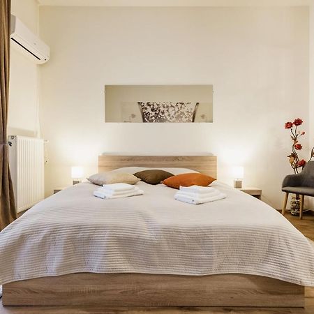 Downtown Charm With Balcony And Garden View Lejlighed Budapest Eksteriør billede