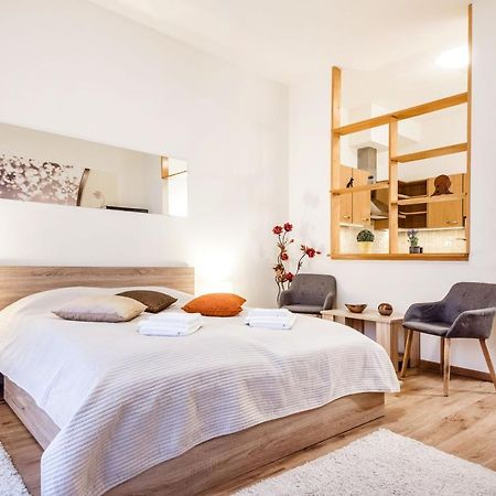 Downtown Charm With Balcony And Garden View Lejlighed Budapest Eksteriør billede