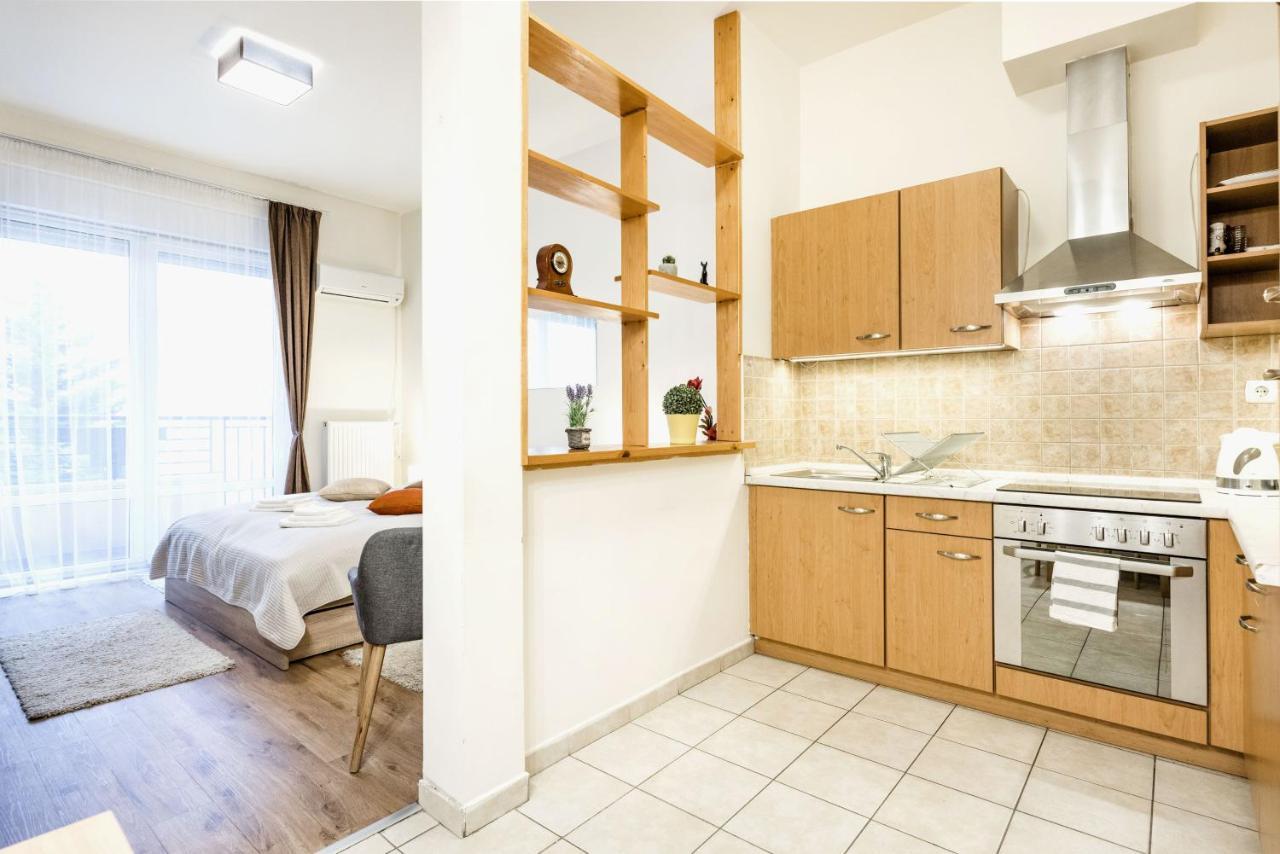 Downtown Charm With Balcony And Garden View Lejlighed Budapest Eksteriør billede