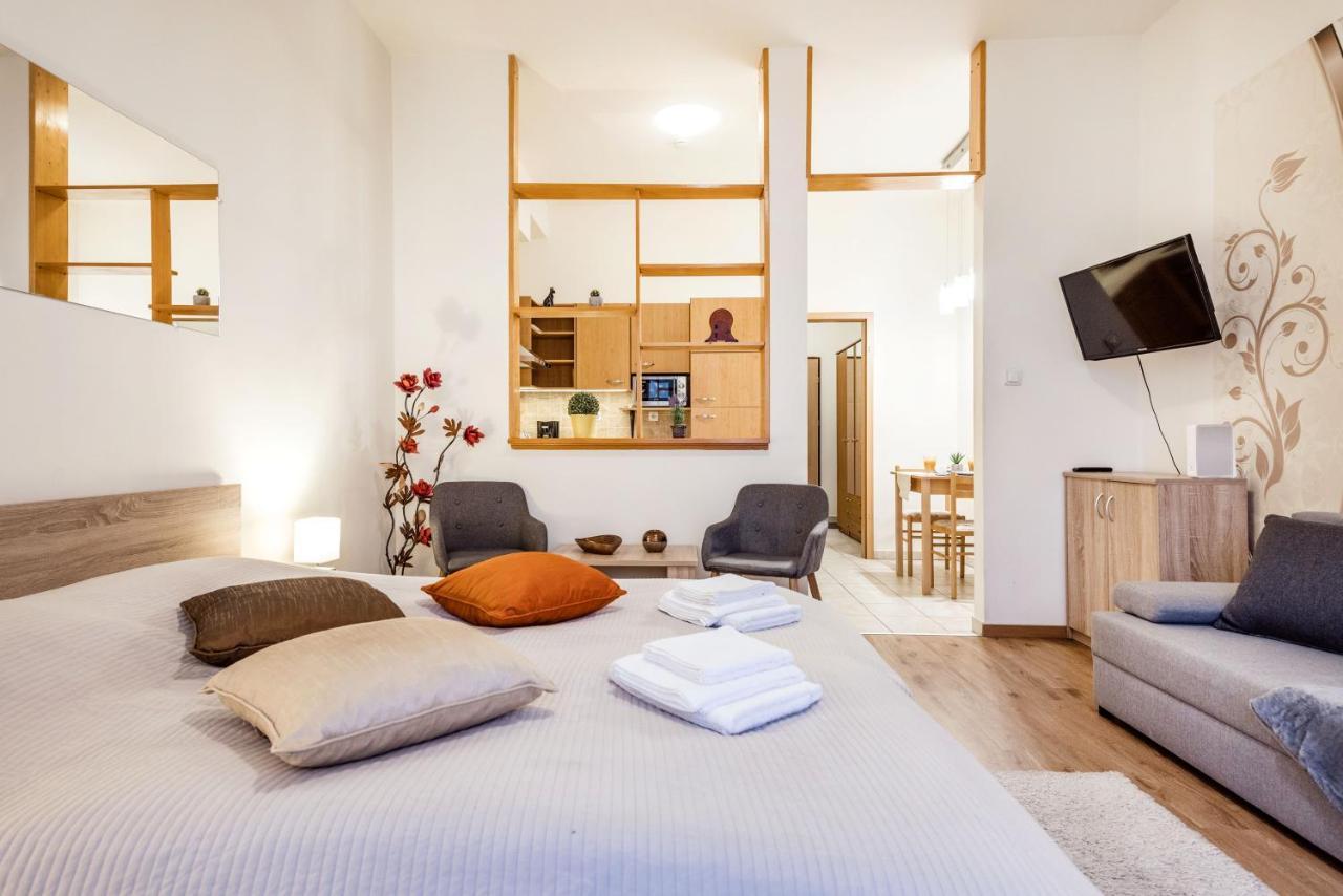 Downtown Charm With Balcony And Garden View Lejlighed Budapest Eksteriør billede
