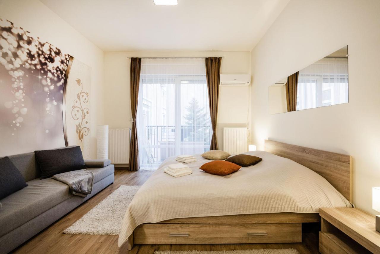 Downtown Charm With Balcony And Garden View Lejlighed Budapest Eksteriør billede