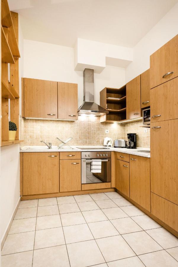 Downtown Charm With Balcony And Garden View Lejlighed Budapest Eksteriør billede