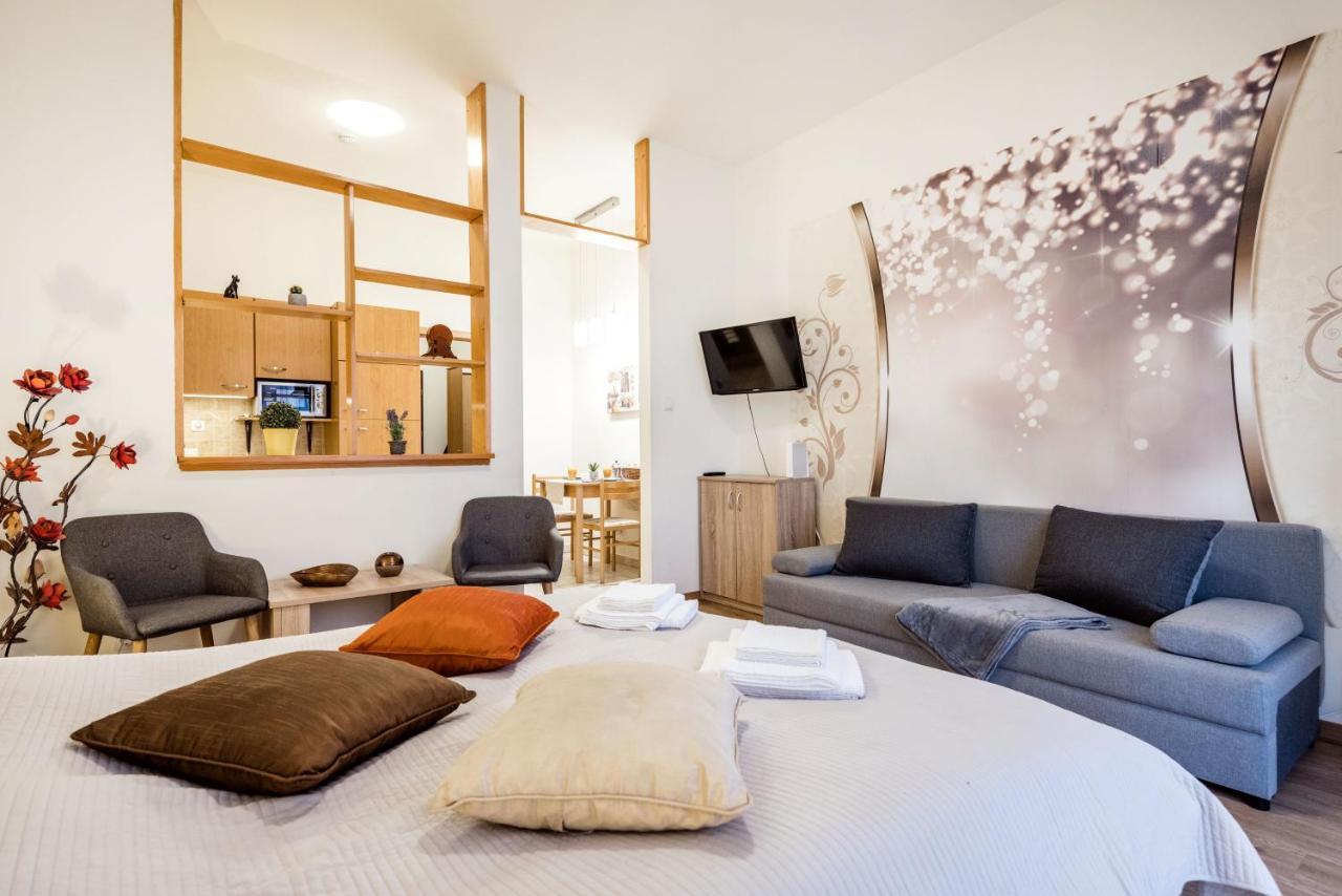 Downtown Charm With Balcony And Garden View Lejlighed Budapest Eksteriør billede