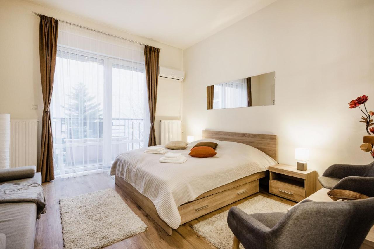 Downtown Charm With Balcony And Garden View Lejlighed Budapest Eksteriør billede