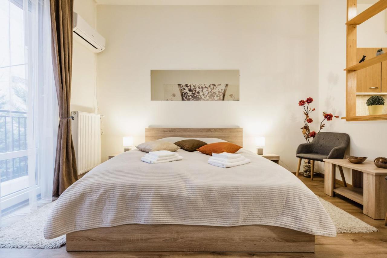 Downtown Charm With Balcony And Garden View Lejlighed Budapest Eksteriør billede