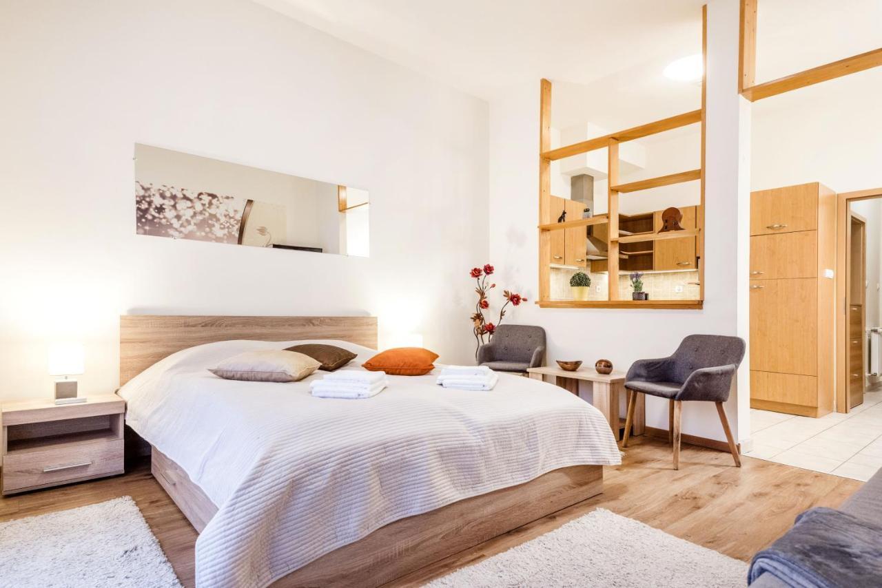 Downtown Charm With Balcony And Garden View Lejlighed Budapest Eksteriør billede