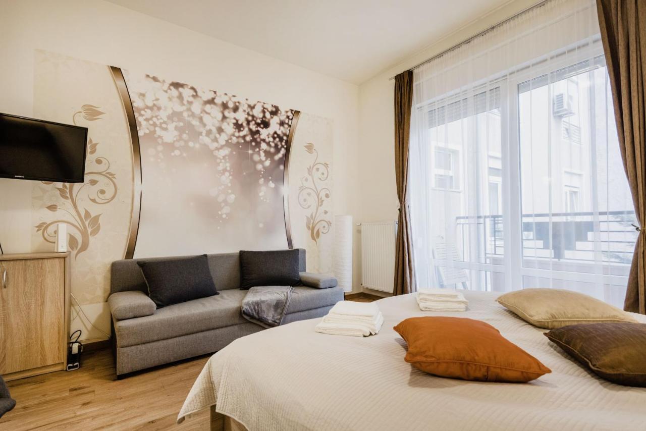 Downtown Charm With Balcony And Garden View Lejlighed Budapest Eksteriør billede